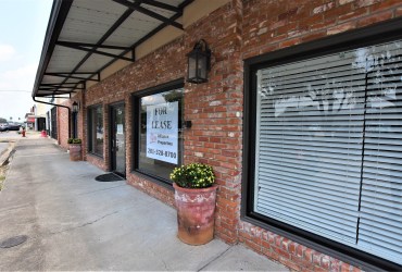 Commercial building for lease in Liberty
