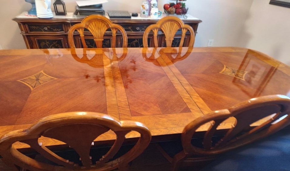 Gorgeous Dining Table & Chairs