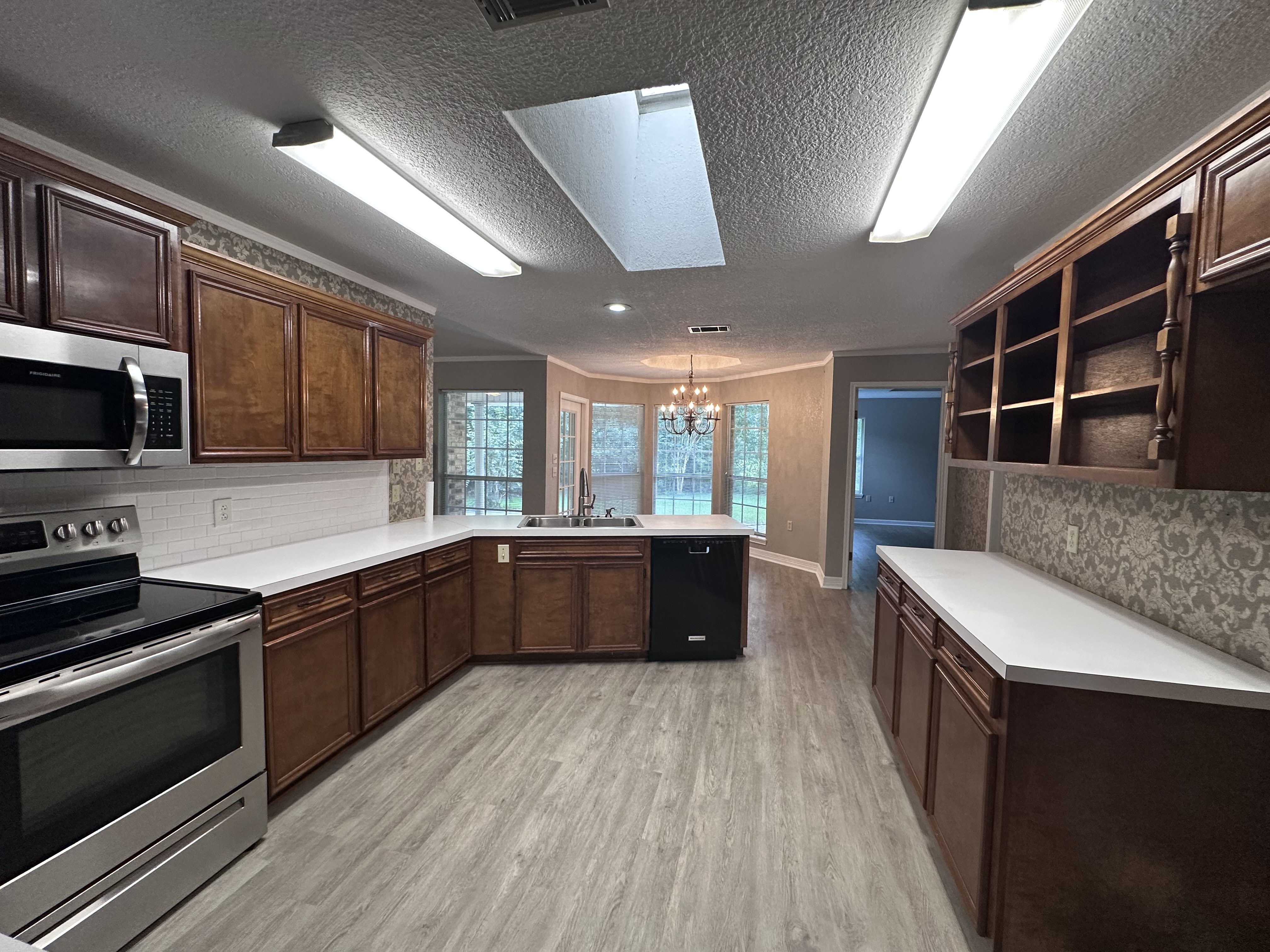 Spacious country home in an acre of land in Mauriceville