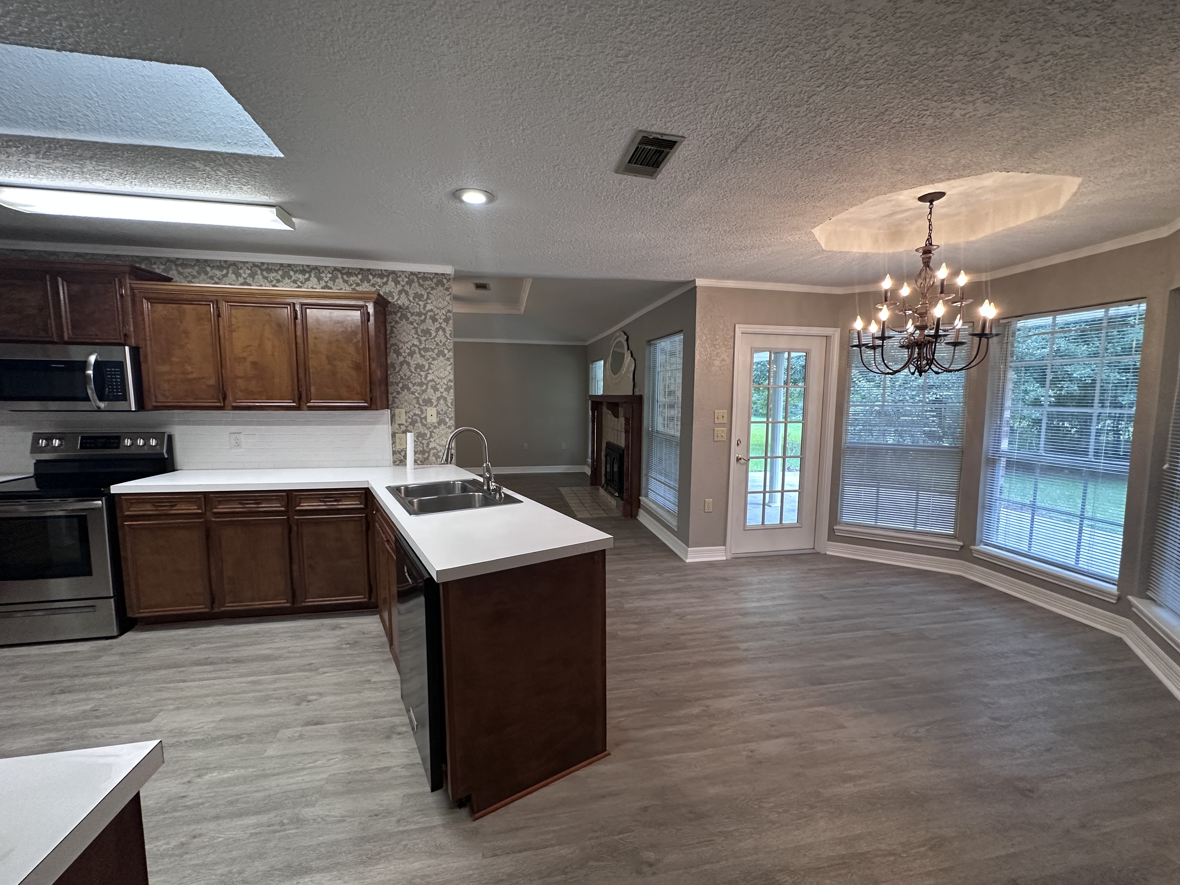 Spacious country home in an acre of land in Mauriceville